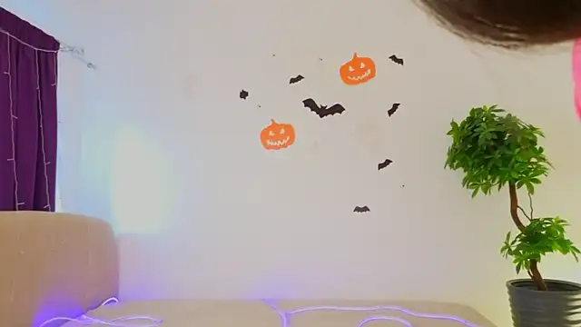 MilaYumi online show from November 2025 05:34:01 AM