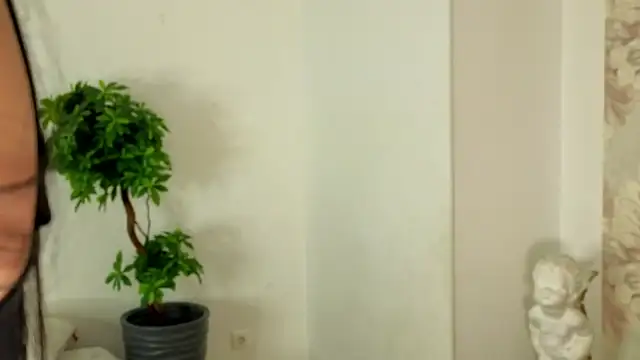 MilaYumi online show from November 2025 07:41:01 AM