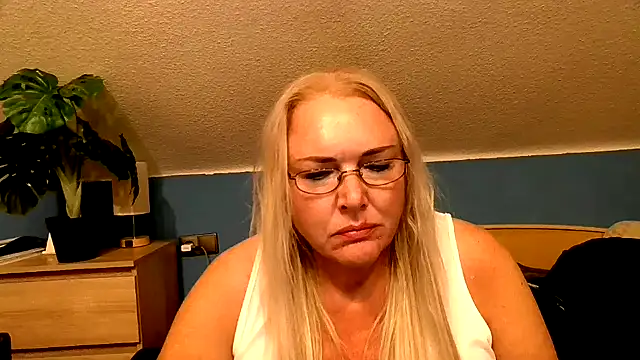 Snapshot of Sandy-Summer chatting on September 2025 03:28:02 PM Sandy-Summer online show from September 2025 03:28:02 PM