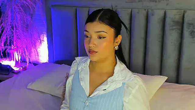 Snapshot of EmmaBlossom chatting on September 2025 06:46:01 PM EmmaBlossom online show from September 2025 06:46:01 PM
