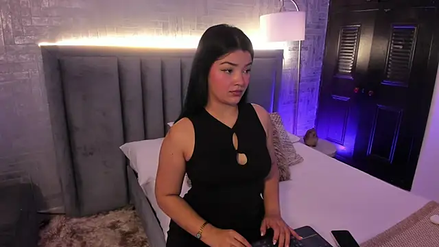 Snapshot of EmmaBlossom chatting on June 2026 01:01:02 PM EmmaBlossom online show from June 2026 01:01:02 PM