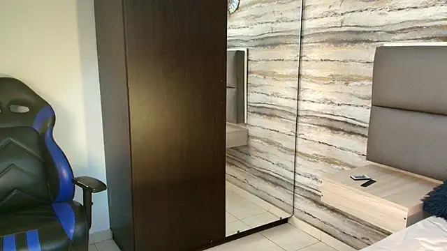 Snapshot of Lovers_21 chatting on December 2025 03:34:02 AM Lovers 21 online show from December 2025 03:34:02 AM