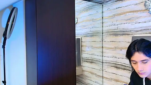 Snapshot of Lovers_21 chatting on November 2025 04:39:01 AM Lovers 21 online show from November 2025 04:39:01 AM