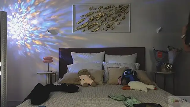 Nicole Broown  online show from November 2025 08:52:02 PM