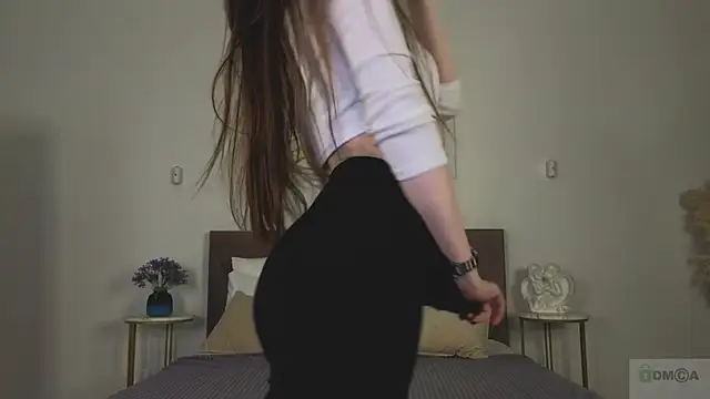 Nicole Broown  online show from April 2026 08:48:01 PM