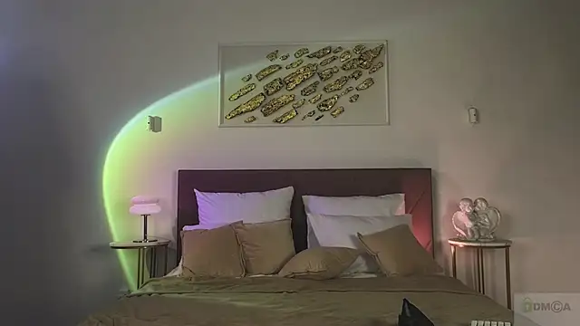 Nicole Broown  online show from October 2025 09:15:02 PM