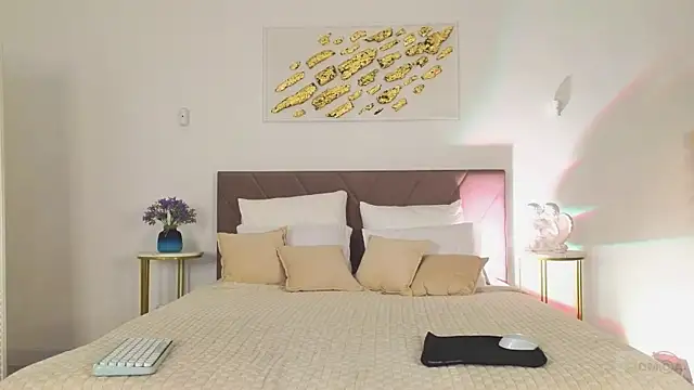 Nicole Broown  online show from April 2026 08:58:02 PM