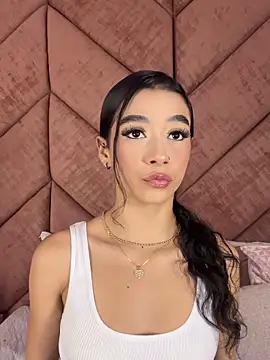 Snapshot of ChloeRosses chatting on February 2026 03:37:01 AM ChloeRosses online show from February 2026 03:37:01 AM