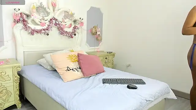 Snapshot of ChikiBom28 chatting on November 2025 08:53:02 PM ChikiBom28 online show from November 2025 08:53:02 PM