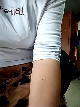 Snapshot of TiffinyLaz chatting on November 2025 02:48:01 AM TiffinyLaz online show from November 2025 02:48:01 AM