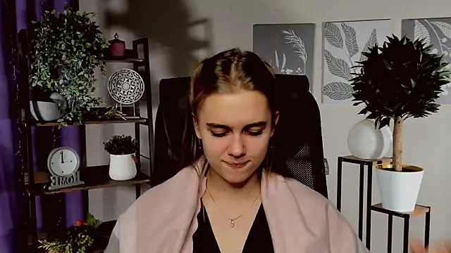 JuneWoods online show from December 2025 01:13:02 PM