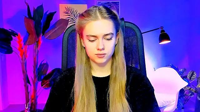 JuneWoods online show from November 2025 06:03:02 AM