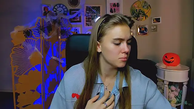 JuneWoods online show from October 2025 06:36:01 AM