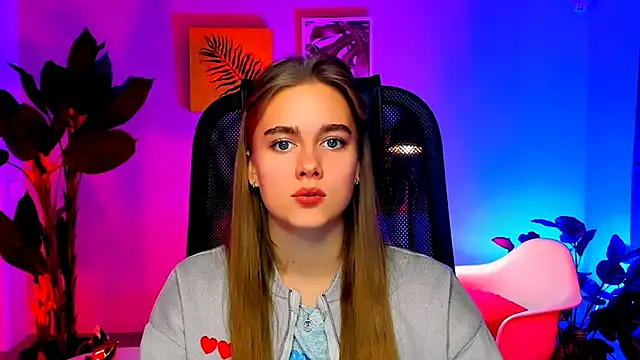 JuneWoods online show from November 2025 07:45:01 AM