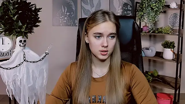 JuneWoods online show from November 2025 11:47:01 AM