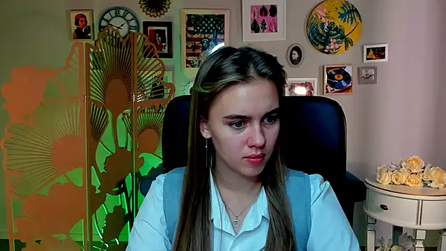 Snapshot of JuneWoods chatting on October 2025 06:26:02 AM JuneWoods online show from October 2025 06:26:02 AM
