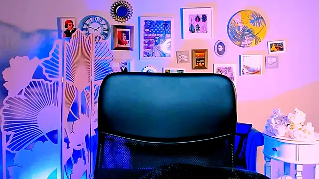 JuneWoods online show from November 2025 12:31:01 PM