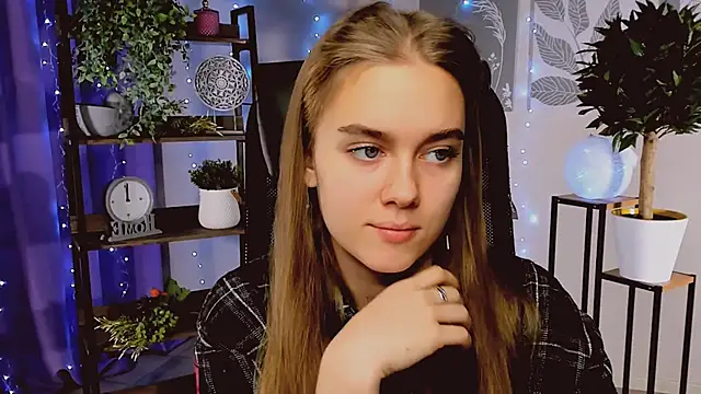 JuneWoods online show from December 2025 06:29:01 AM