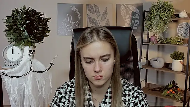 JuneWoods online show from October 2025 12:57:02 PM