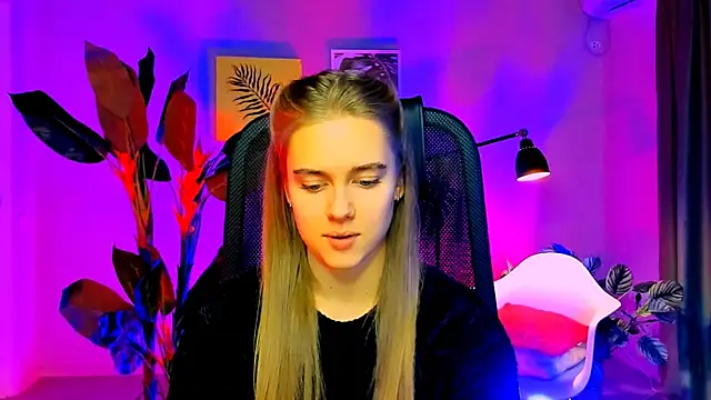 JuneWoods online show from December 2025 06:25:02 AM