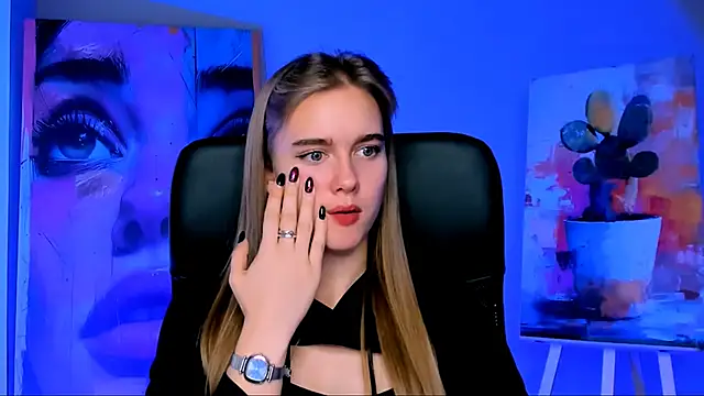 JuneWoods online show from November 2025 12:31:02 PM