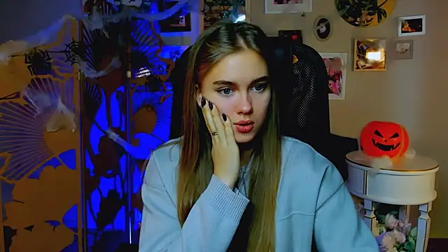 JuneWoods online show from October 2025 08:12:02 AM