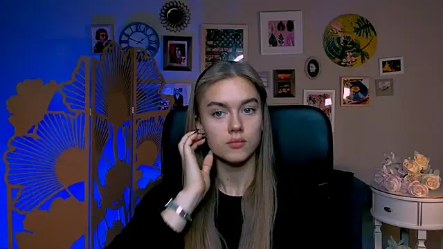 JuneWoods online show from November 2025 06:51:02 AM