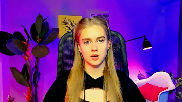 JuneWoods online show from November 2025 09:21:01 AM