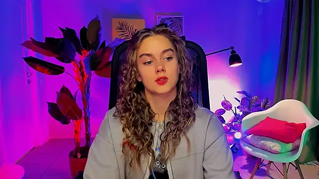 JuneWoods online show from November 2025 10:25:02 AM