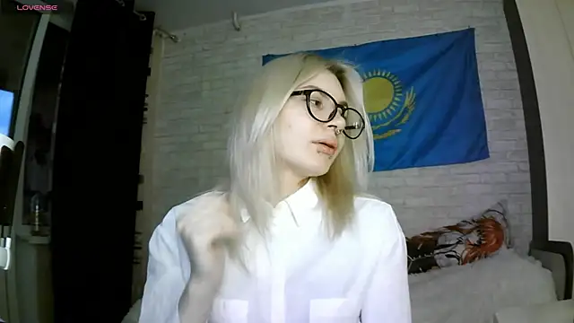 Snapshot of MernaGoggin chatting on October 2025 01:45:01 PM MernaGoggin online show from October 2025 01:45:01 PM