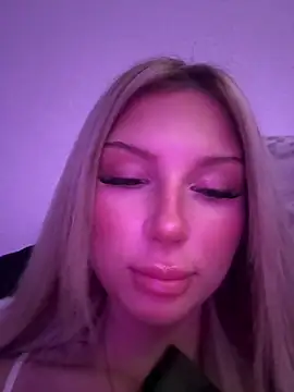 blondeeee online show from April 2026 04:13:01 PM