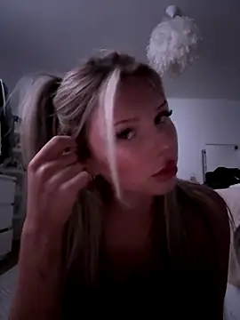 Snapshot of blondeeee chatting on December 2025 05:41:02 PM blondeeee online show from December 2025 05:41:02 PM