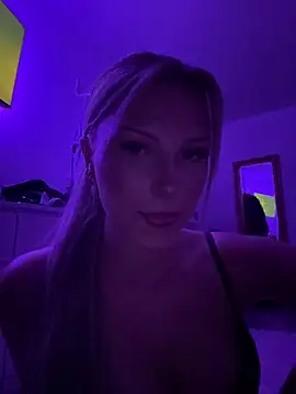 blondeeee online show from December 2025 05:51:01 PM