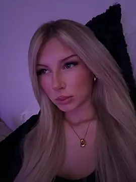 blondeeee online show from April 2026 04:33:02 PM