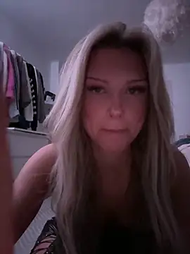 blondeeee online show from December 2025 05:28:01 PM