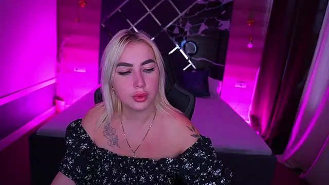 Snapshot of MariellaVi chatting on October 2025 12:41:02 PM MariellaVi online show from October 2025 12:41:02 PM