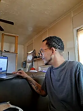 Snapshot of ThrowedWorldWide chatting on December 2025 02:38:01 PM ThrowedWorldWide online show from December 2025 02:38:01 PM