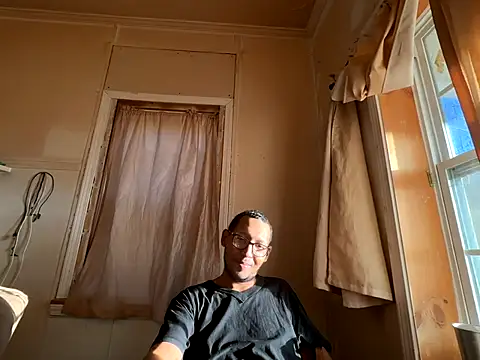 Snapshot of ThrowedWorldWide chatting on December 2025 09:31:02 PM ThrowedWorldWide online show from December 2025 09:31:02 PM