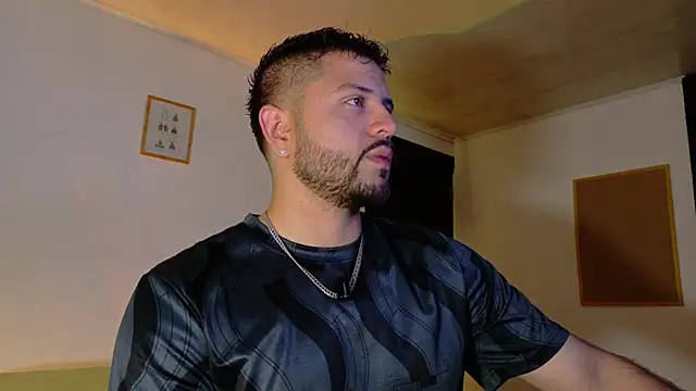 Snapshot of TomSloam chatting on November 2025 10:35:01 PM TomSloam online show from November 2025 10:35:01 PM