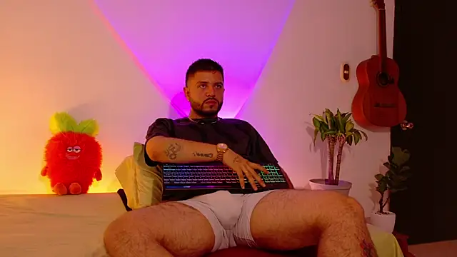 Snapshot of TomSloam chatting on November 2025 09:29:01 PM TomSloam online show from November 2025 09:29:01 PM