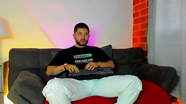 Snapshot of TomSloam chatting on October 2025 07:56:02 PM TomSloam online show from October 2025 07:56:02 PM