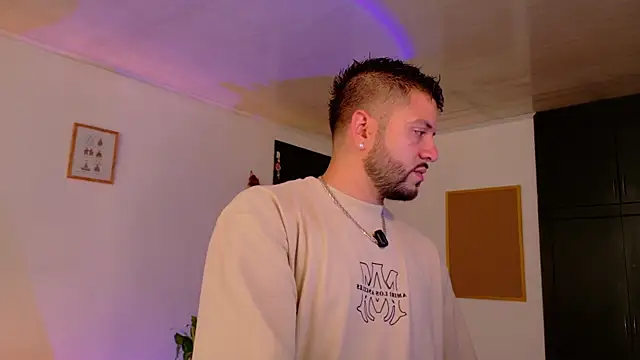 Snapshot of TomSloam chatting on November 2025 05:28:01 PM TomSloam online show from November 2025 05:28:01 PM