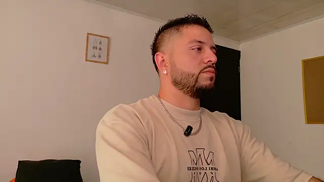 Snapshot of TomSloam chatting on November 2025 05:57:01 PM TomSloam online show from November 2025 05:57:01 PM