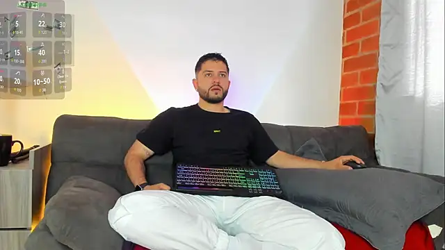 Snapshot of TomSloam chatting on October 2025 01:12:02 PM TomSloam online show from October 2025 01:12:02 PM