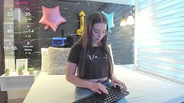 Snapshot of ZOE_LE chatting on December 2025 11:45:01 AM ZOE LE online show from December 2025 11:45:01 AM