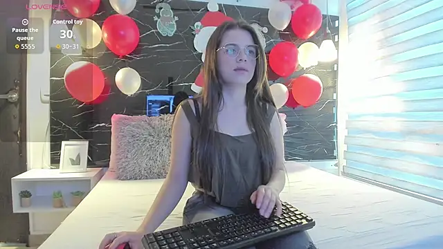 Snapshot of ZOE_LE chatting on December 2025 11:38:02 AM ZOE LE online show from December 2025 11:38:02 AM