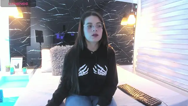 Snapshot of ZOE_LE chatting on November 2025 11:26:01 AM ZOE LE online show from November 2025 11:26:01 AM