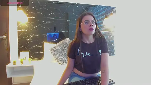 Snapshot of ZOE_LE chatting on October 2025 11:42:02 AM ZOE LE online show from October 2025 11:42:02 AM