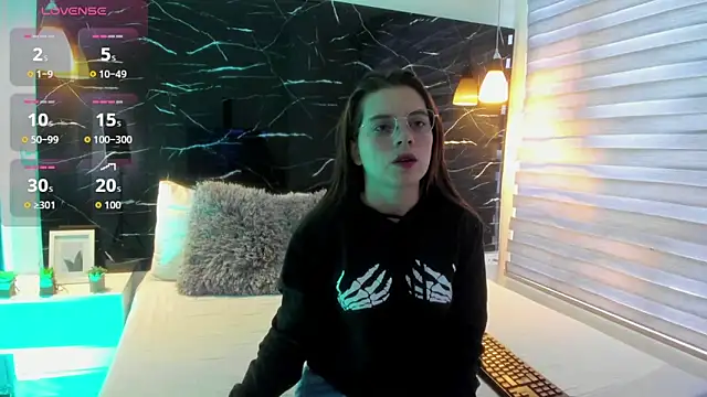 Snapshot of ZOE_LE chatting on November 2025 11:47:01 AM ZOE LE online show from November 2025 11:47:01 AM