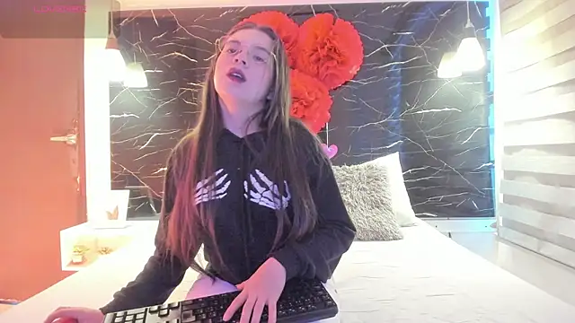 Snapshot of ZOE_LE chatting on February 2026 11:43:02 AM ZOE LE online show from February 2026 11:43:02 AM